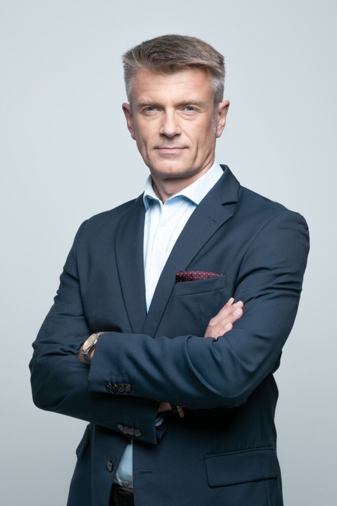 Biuro Biznes Partner w Łodzi z logo firmy na ścianie i nowoczesnym wystrojem wnętrza